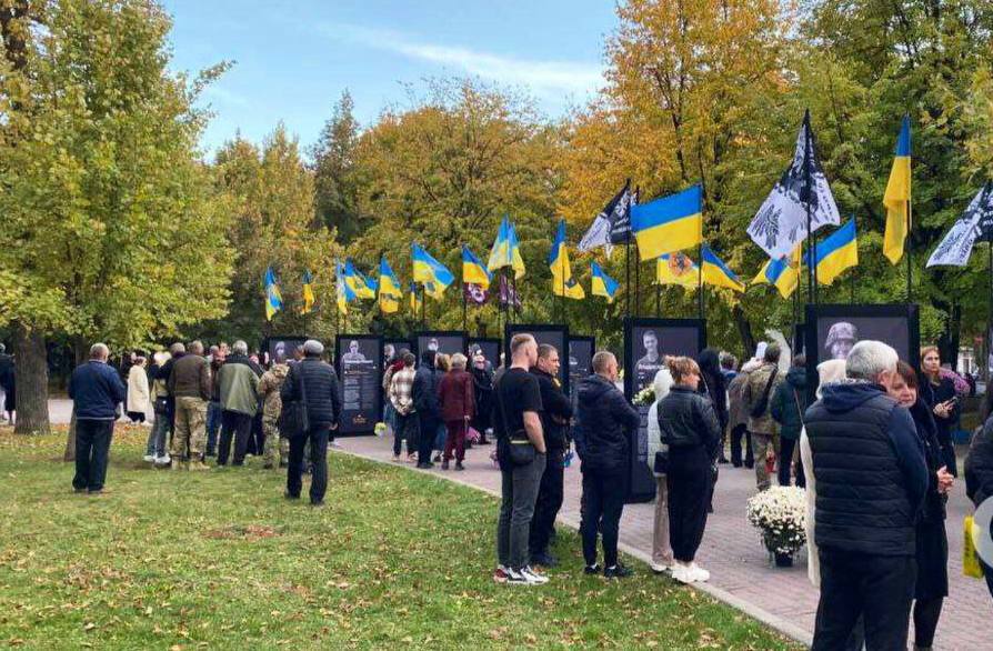 У Дніпрі встановили меморіал захиснику Маріуполя (фото)