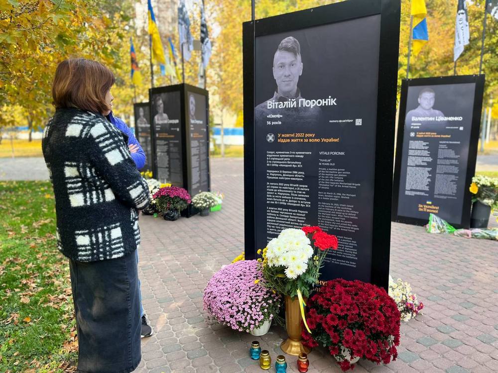 У Дніпрі встановили меморіал захиснику Маріуполя (фото)