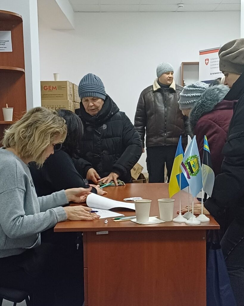 Переселенцы из Очеретинского общества получили в Каменском семейные наборы от GEM и HGBF