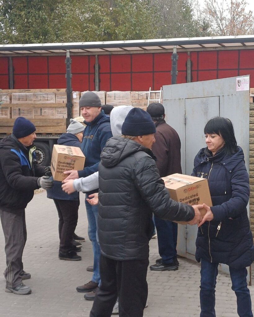 Переселенцы из Очеретинского общества получили в Каменском семейные наборы от GEM и HGBF