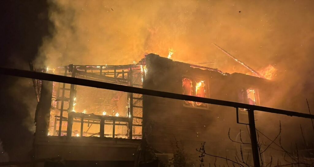 У Покровську надзвичайники ліквідували пожежу у двоповерховому житловому будинку