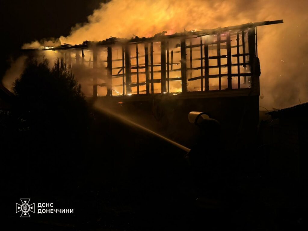 У Покровську надзвичайники ліквідували пожежу у двоповерховому житловому будинку