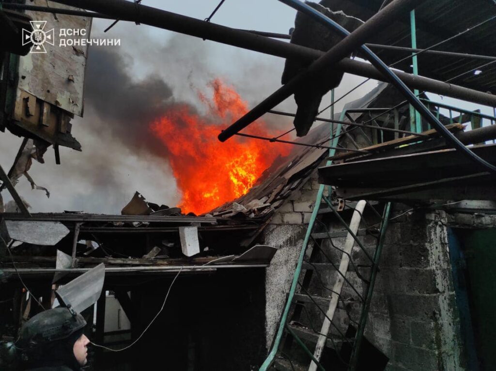 У Покровську рятувальники надали допомогу та транспортували до лікарні пораненого внаслідок обстрілу чоловіка