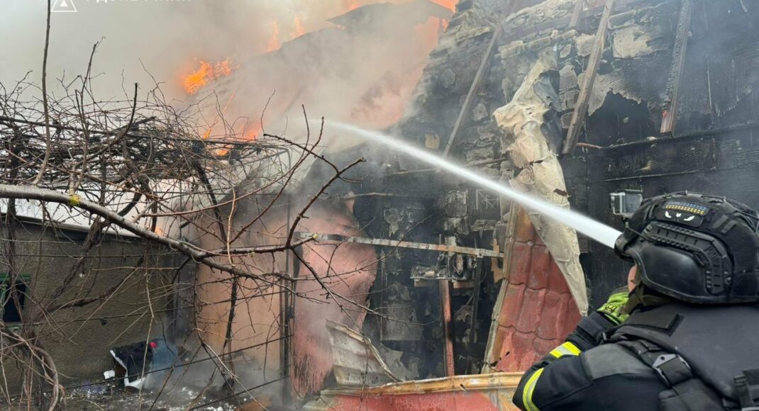 У Покровську рятувальники потрапили під повторний обстріл під час ліквідації пожежі