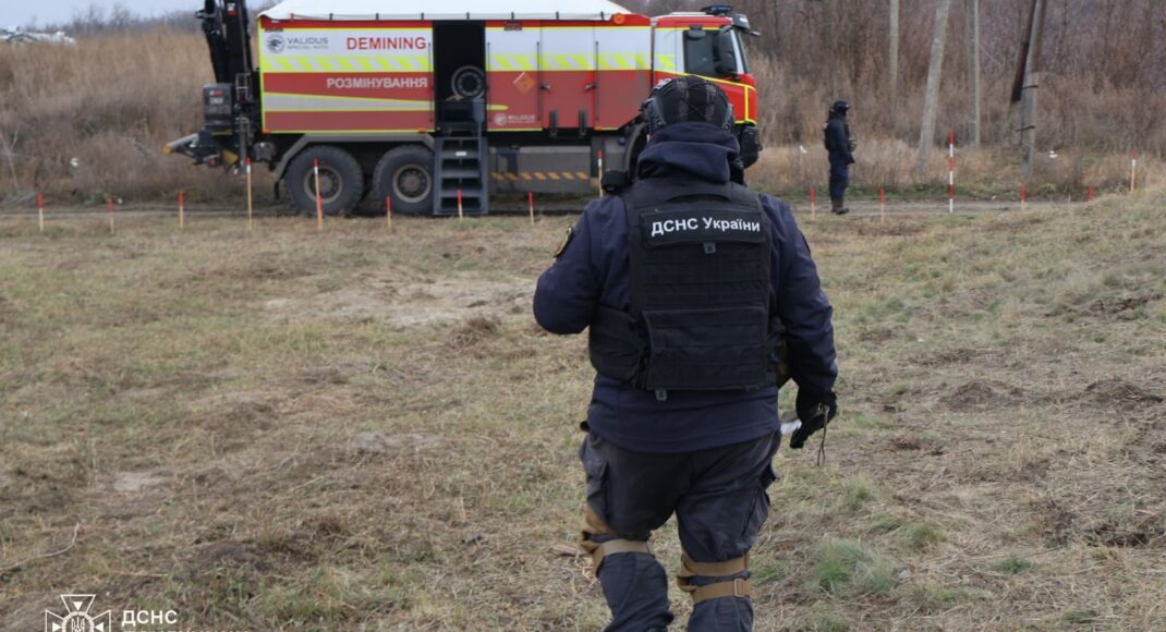 В Святогорской громаде пиротехники ГСЧС уничтожили гранату и артиллерийские снаряды