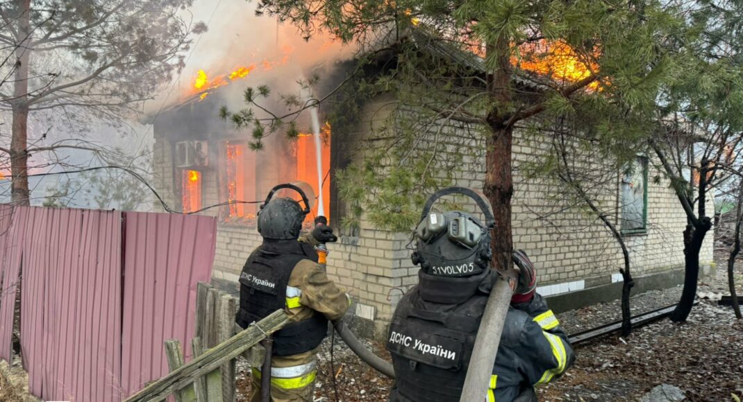 В Удачному рятувальники ліквідовували пожежу, спричинену ворожим обстрілом
