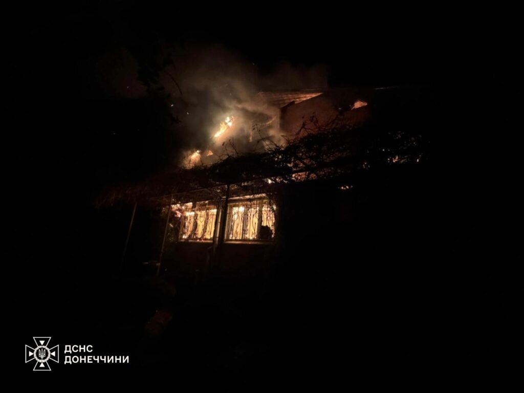 Вчора у Покровську палав триповерховий житловий будинок