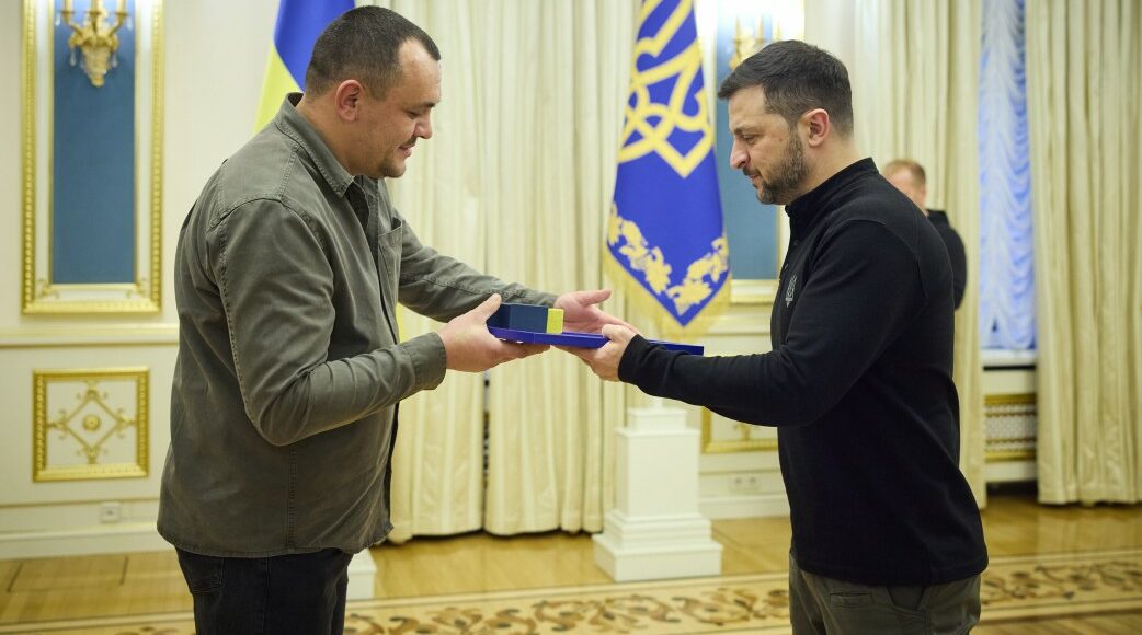 Волонтер с Луганщины получил президентскую награду "Золотое сердце" (фото)