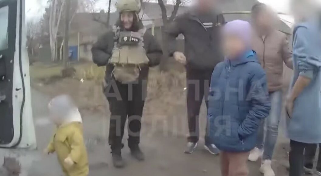 Из Мирнограда на Донетчине патрульным удалось эвакуировать семью с двумя детьми (видео)