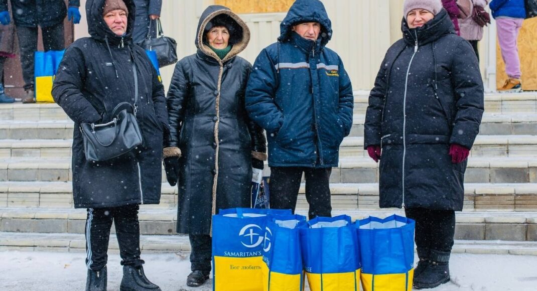 Жители Покровской громады получили продуктовые наборы от "Детей нового поколения"