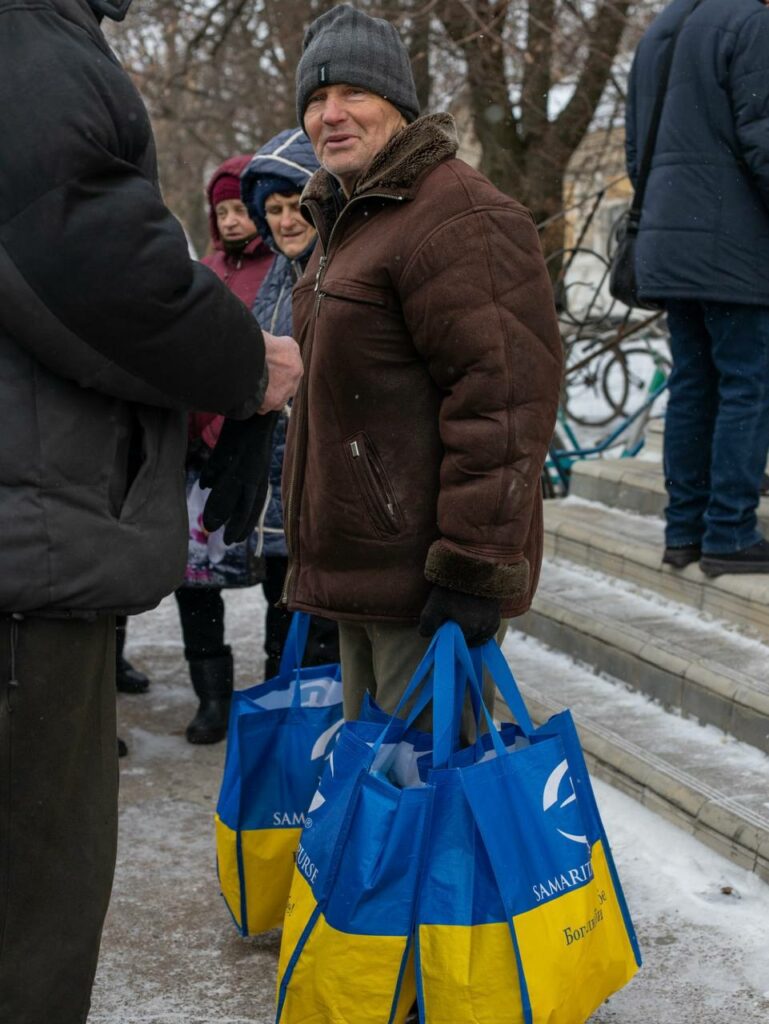 Жители Покровской общины получили продуктовые наборы