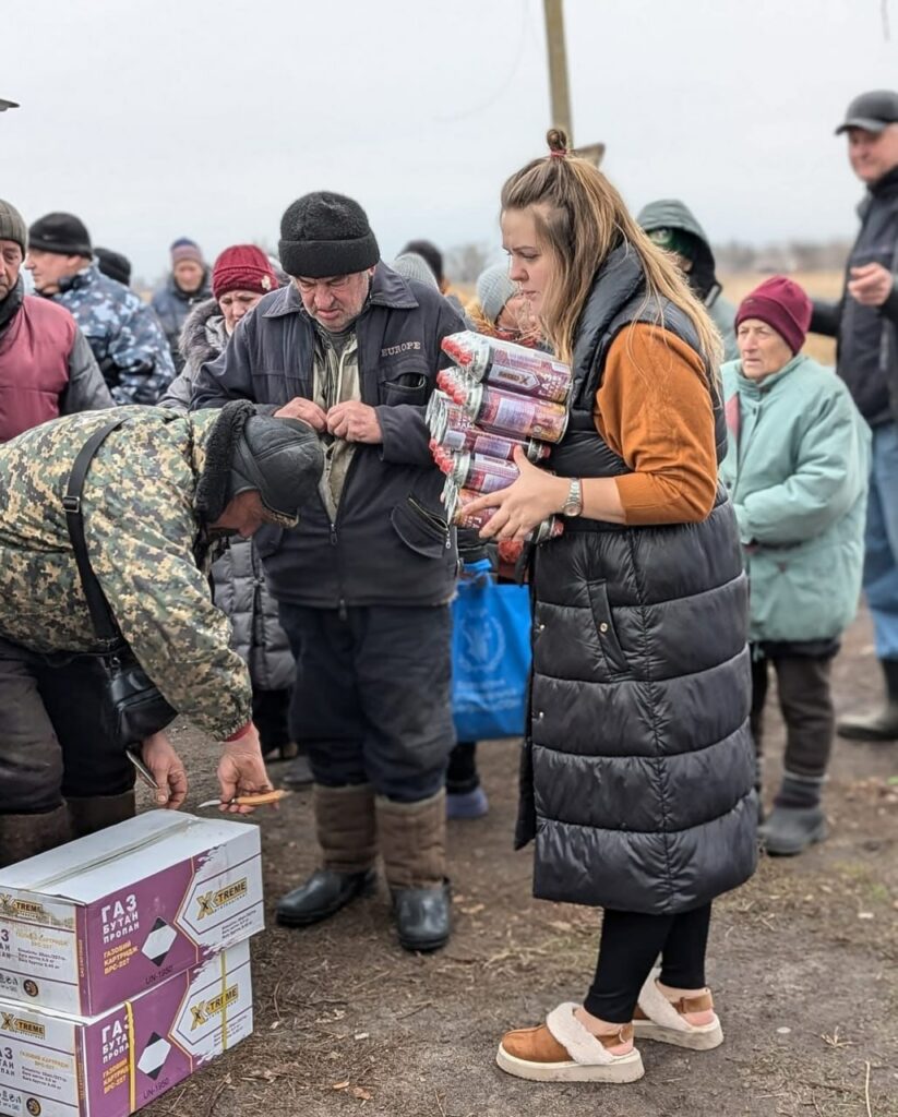 Жителям прифронтових сіл Комарської громади привезли портативні газові плити