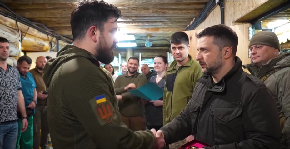 Зеленский посетил первую в Украине подземную передовую хирургическую группу, наградил медиков (видео)