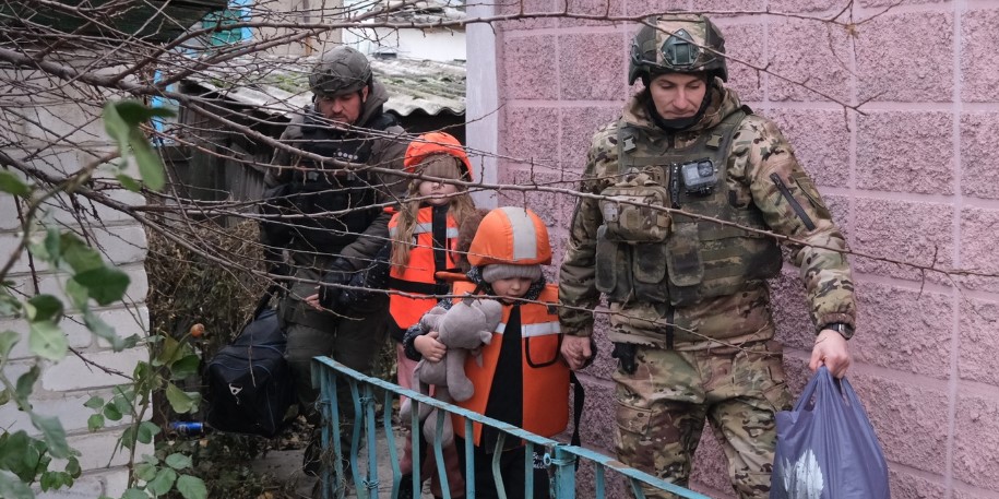 Двоих детей с матерью эвакуировали бахмутские "белые ангелы" из прифронтового Удачного (видео)