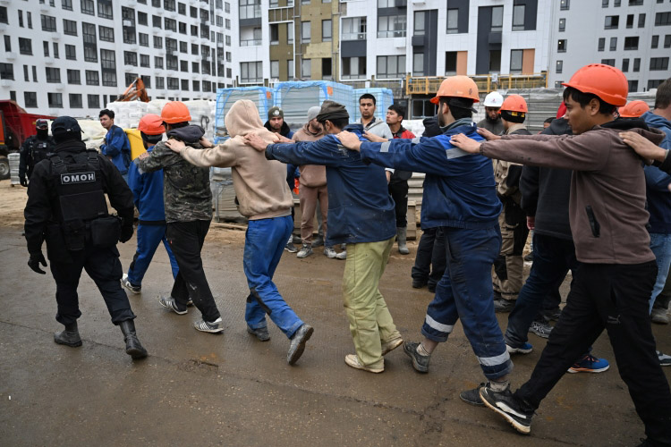 На ВОТ россияне начали заставлять мигрантов подписывать контракты на войну