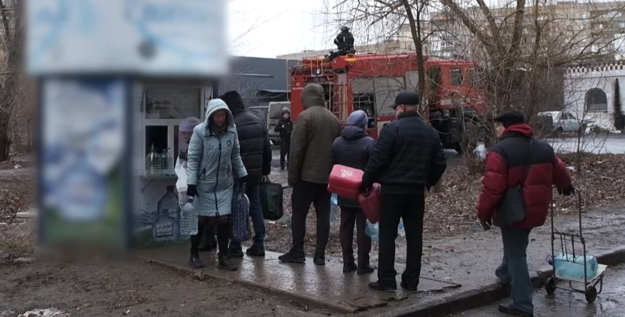 Рятувальники Донеччини показали, як підвозять воду жителям трьох міст, що залишилися без централізованого водопостачання (відео)