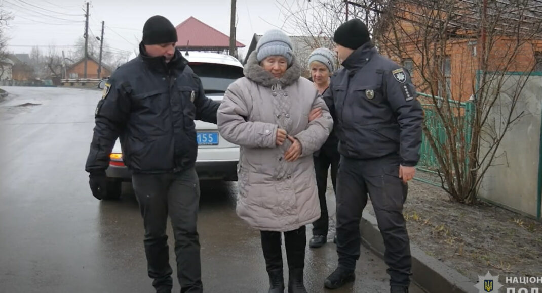 "Білі янголи" врятували з Покровська 82-річну жінку (відео)