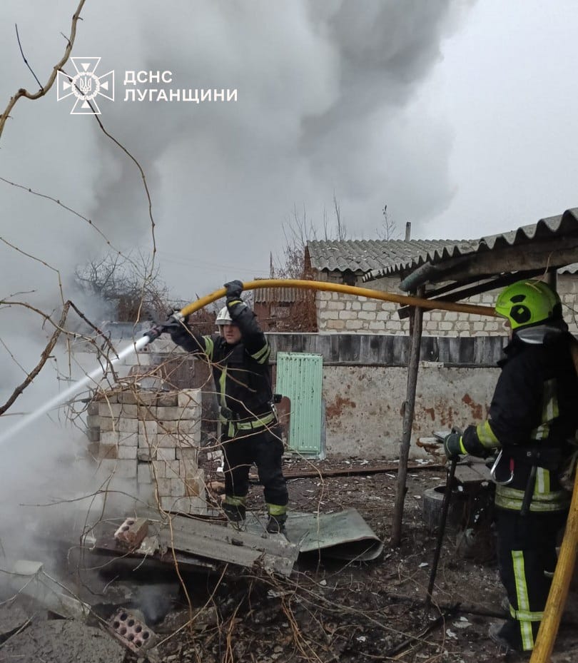 Луганські вогнеборці ліквідували пожежу на приватному подвір’ї на Харківщині