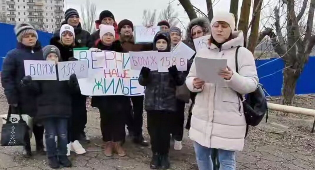 Маріупольці без житла записують відеозвернення зі скаргами, що вони — бомжі