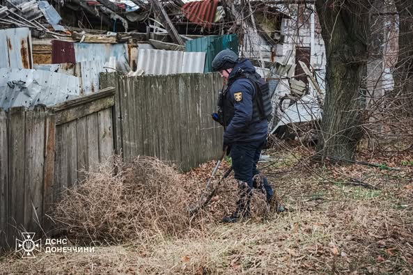 За прошедшие сутки в Донецкой области пиротехники ГСЧС обезвредили 5 взрывоопасных предметов