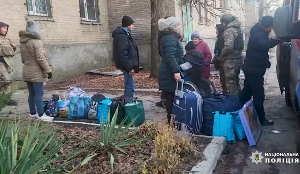 На Покровском направлении полицейский отряд "Белый ангел" непрерывно спасает людей из-под огня (видео)