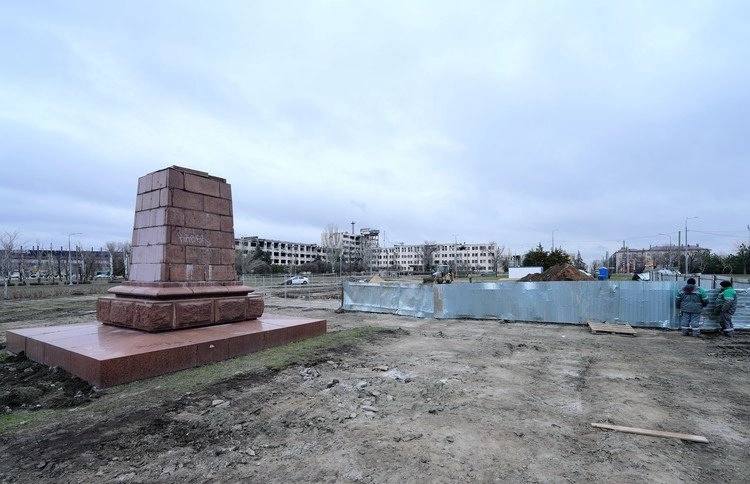 Окупанти створюють у Маріуполі монумент з російським гербом (фото)