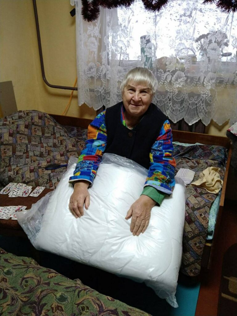 Переселенці з Покровської громади отримали від благодійників