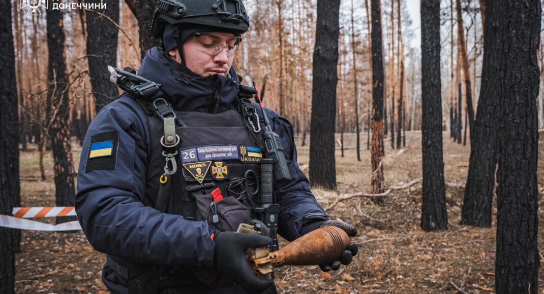 Піротехніки ДСНС виявили мінометну міну та снаряд від РСЗВ "Град" в лісах Лиманщини (фото)