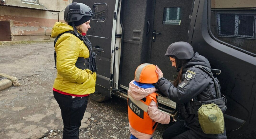 Полицейские эвакуировали из Константиновки семью с двумя дочерьми (видео)