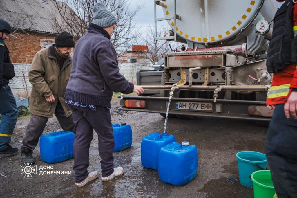 Рятувальники Донеччини доставили питну воду до прифронтової Костянтинівки