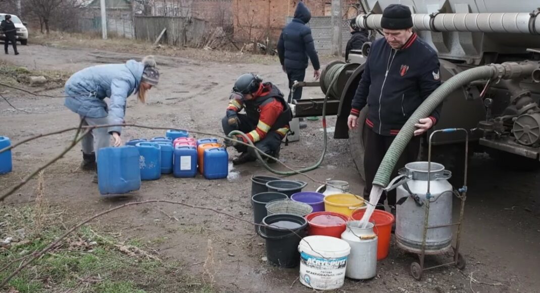 Рятувальники Донеччини привезли до Костянтинівки воду, що стала справжнім дефіцитом для жителів міста (відео)
