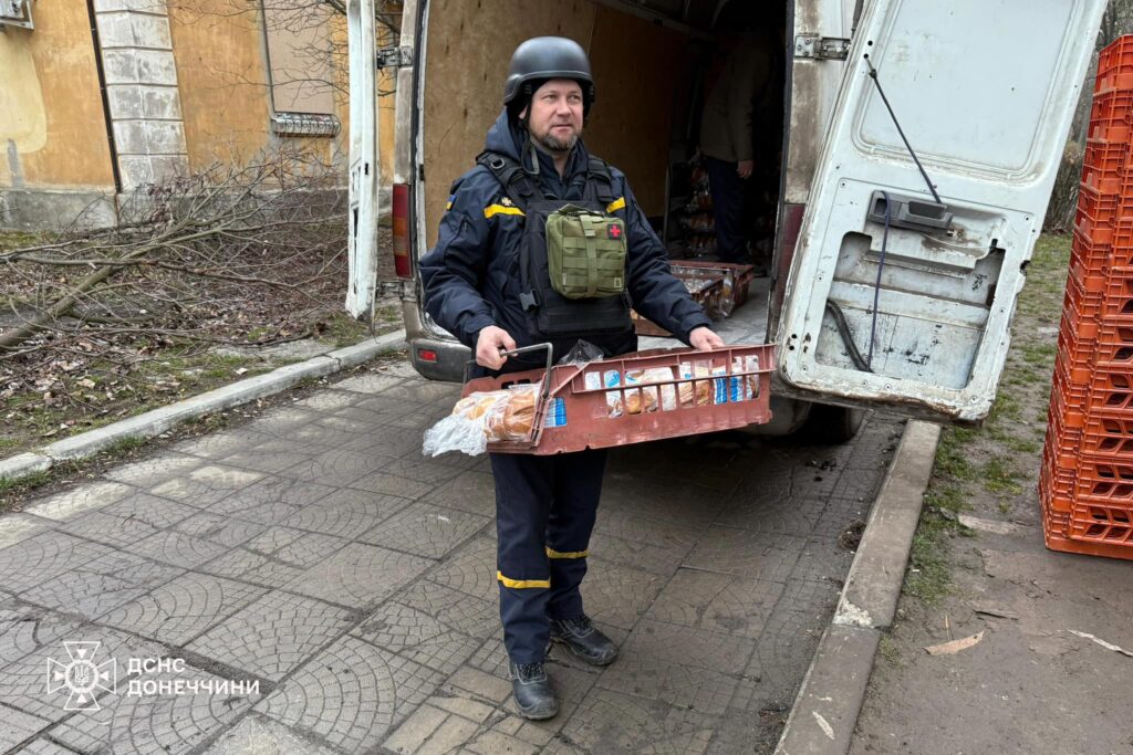 Рятувальники доставили більше тонни гуманітарної допомоги для мешканців Миколаївки на Донеччині