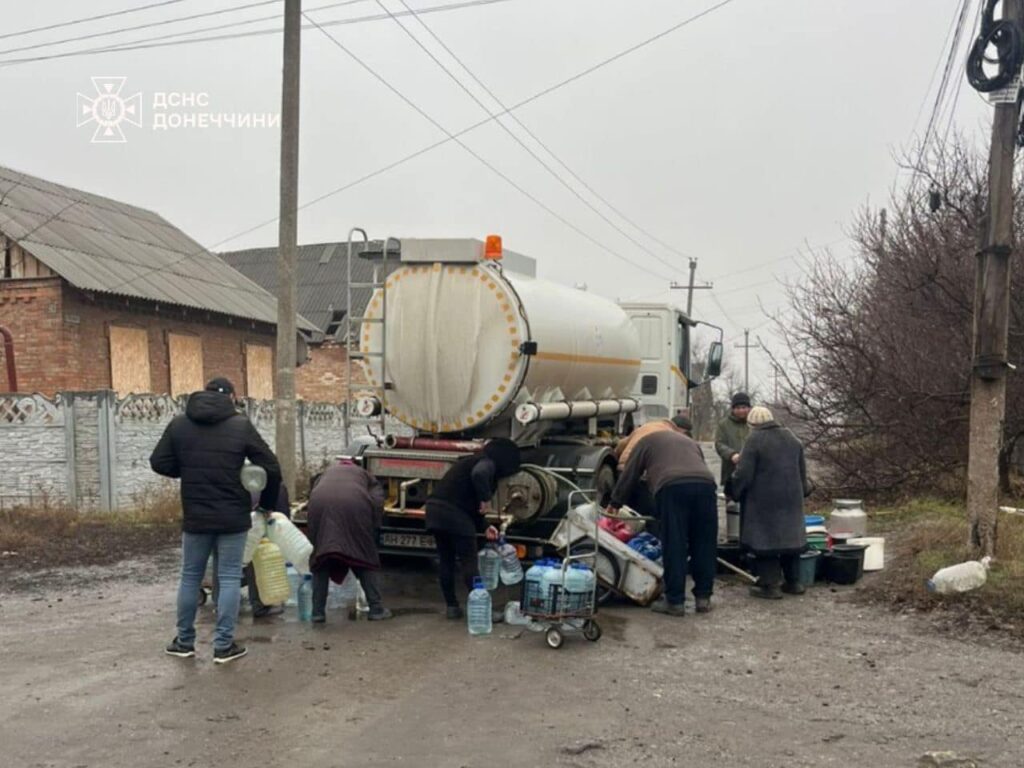 Рятувальники підвезли 16 тонн води мешканцям прифронтового населеного пункту на Донеччині