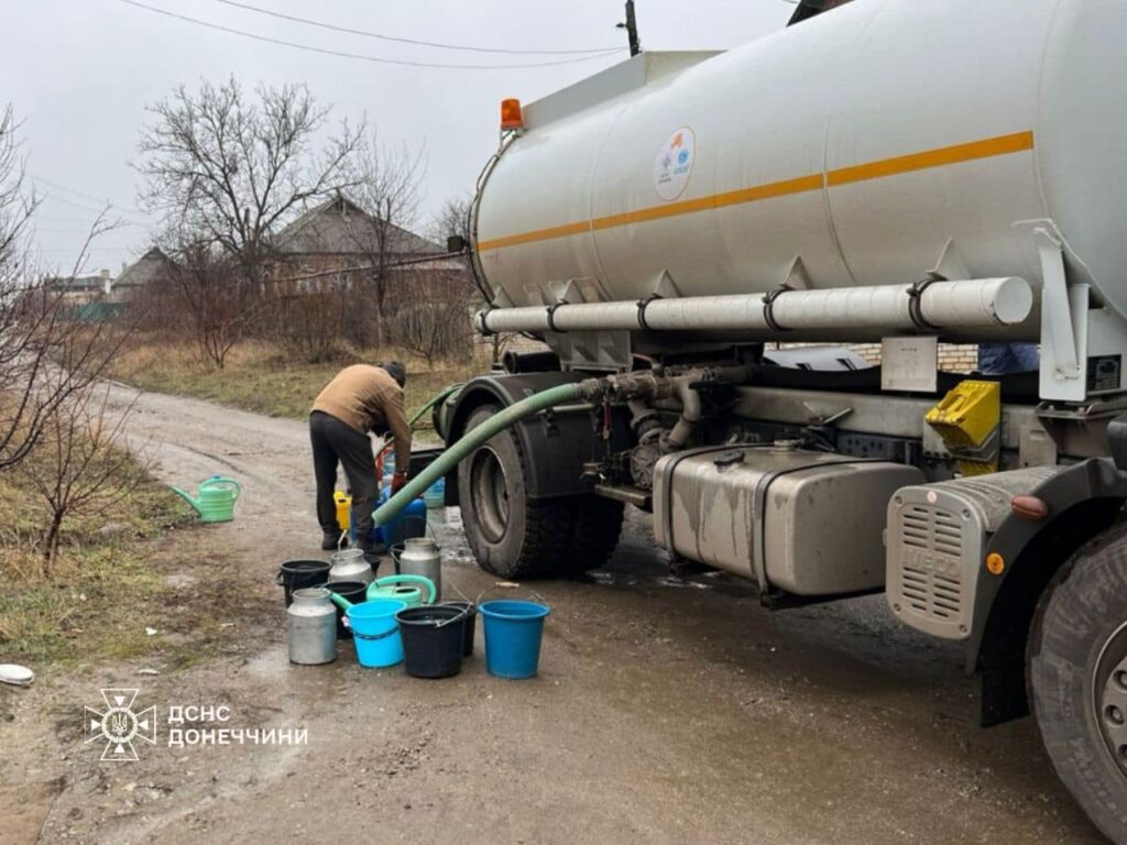 Рятувальники підвезли 16 тонн води мешканцям прифронтового населеного пункту на Донеччині