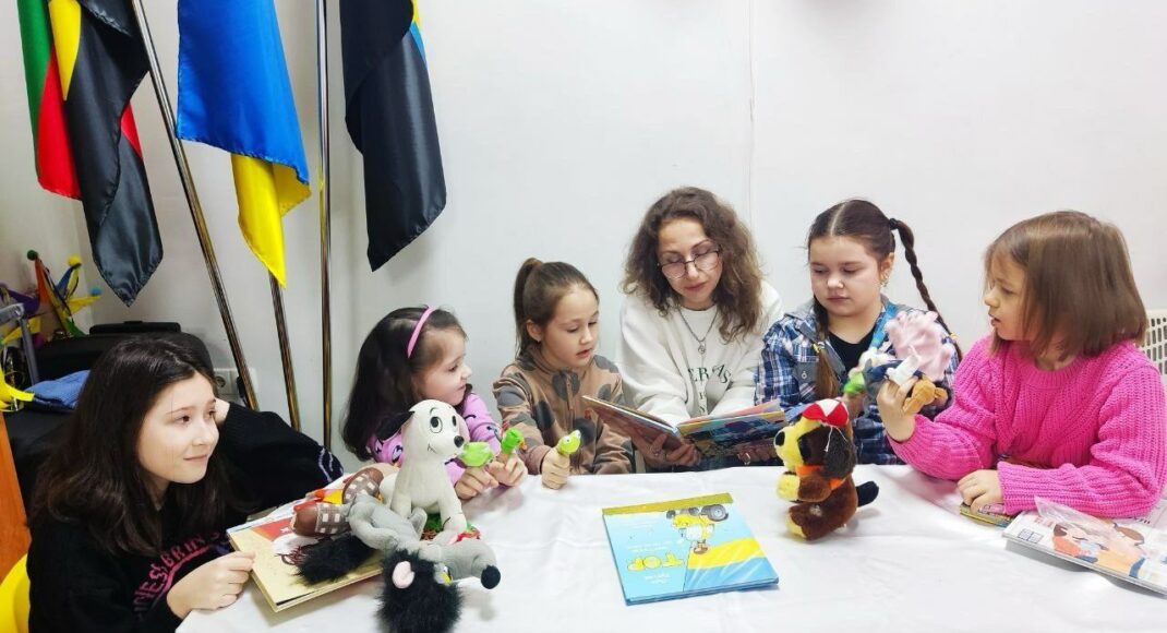 У Черкасах для дітей з Торецької громади організували казкотерапію (фото)