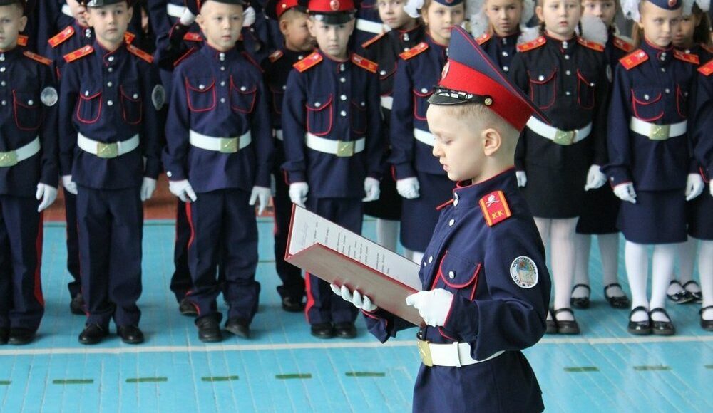 В окупованому Маріуполі загарбники створюють "кадетські класи" для мілітаризації дітей