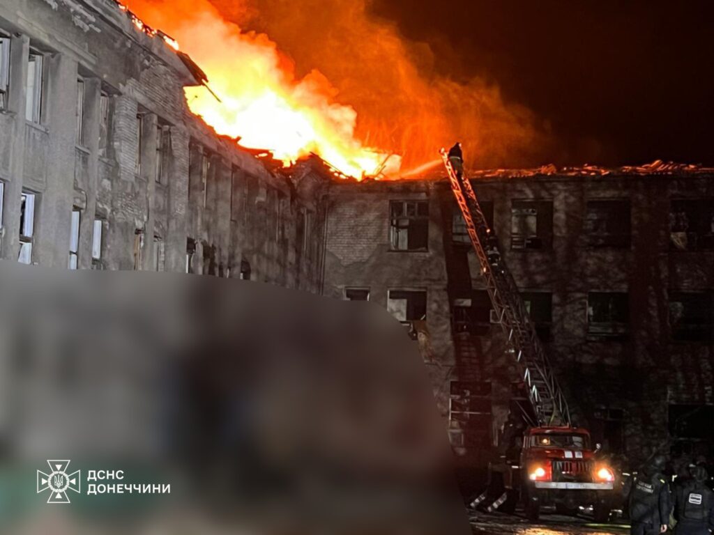 У Покровському районі рятувальники ліквідували пожежу, яка виникла внаслідок обстрілу