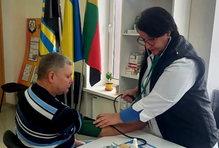 В гуманитарном хабе Торецкой общины в Хмельницком продолжается прием пациентов