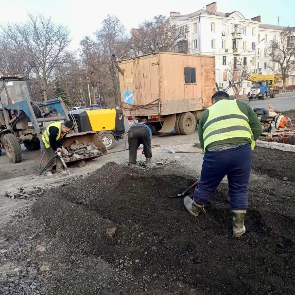 В центре Краматорска ликвидировали воронку на проезжей части после вчерашнего обстрела