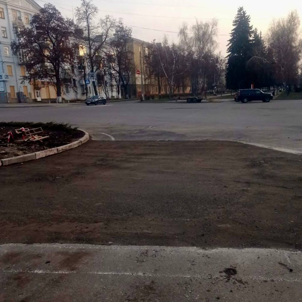 В центре Краматорска ликвидировали воронку на проезжей части после вчерашнего обстрела