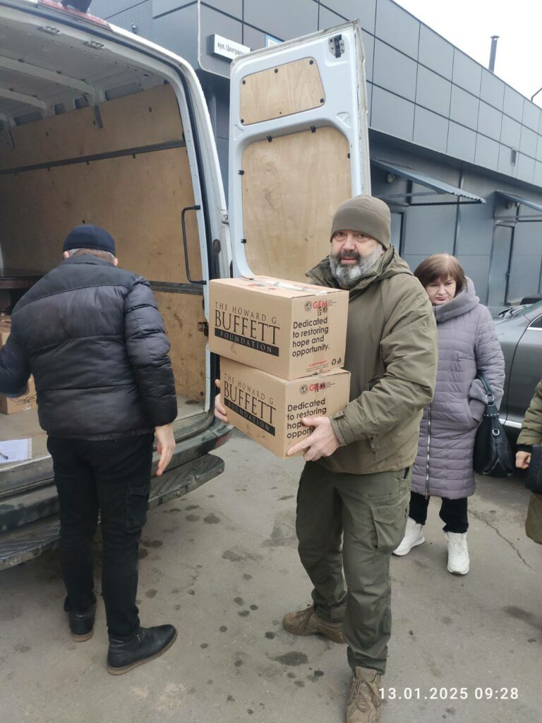 Жители Очеретинского общества получили продовольственные наборы на Днепропетровщине