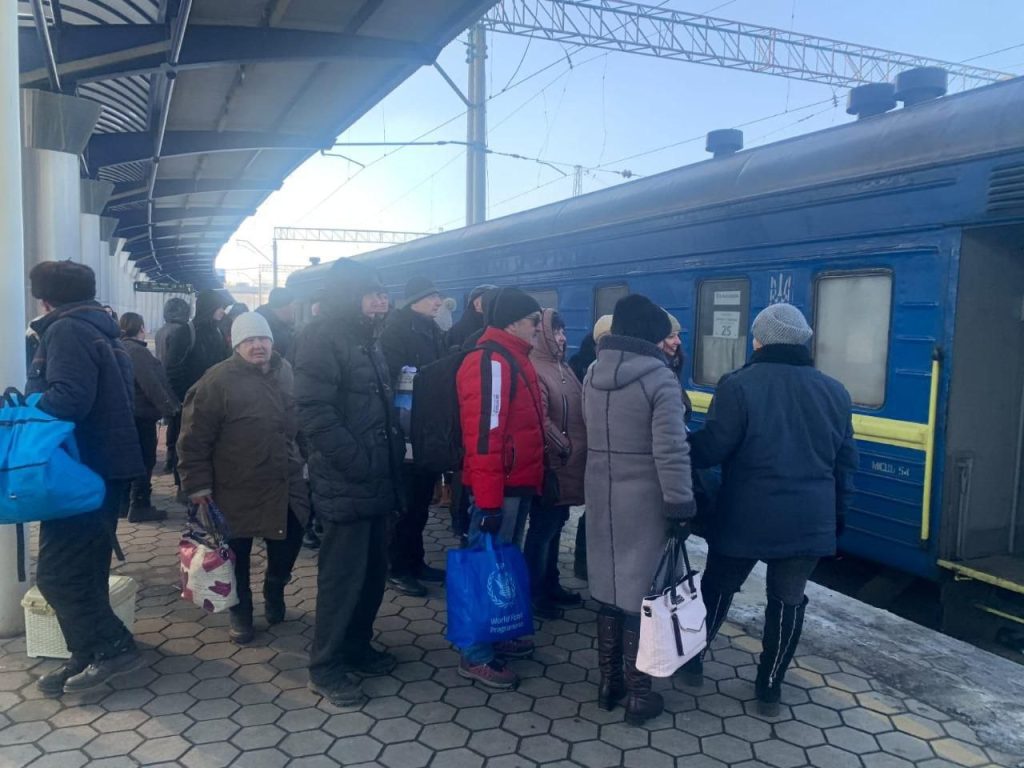 Очередной эвакуационный поезд с жителями Донбасса отправился на Буковину