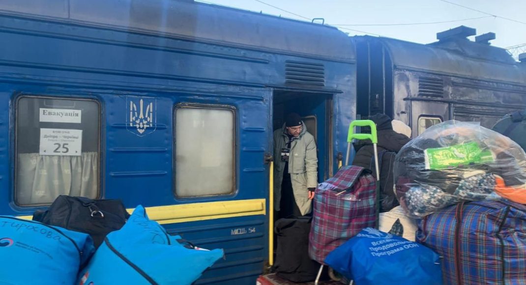 Очередной эвакуационный поезд с жителями Донетчины отправился на Буковину (фото)