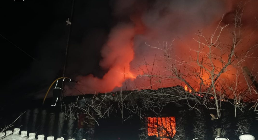 На Донеччині палав будинок та легковий автомобіль: рятувальники приборкали пожежі