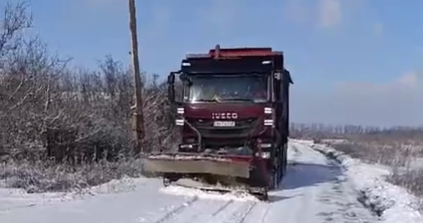 На Донеччині засніжені дороги розчищають більше 40 одиниць техніки