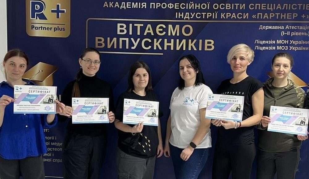 Ще дві переселенки з Маріуполя змінили професії у рамках проєкту "Мріємо та діємо" у Києві з USAID