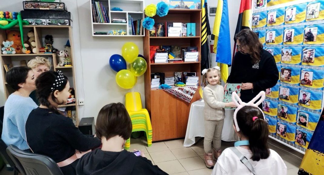 В Торецком хабе в Черкассах презентовали книжную выставку, посвященную 3-летию полномасштабного вторжения рф (фото)