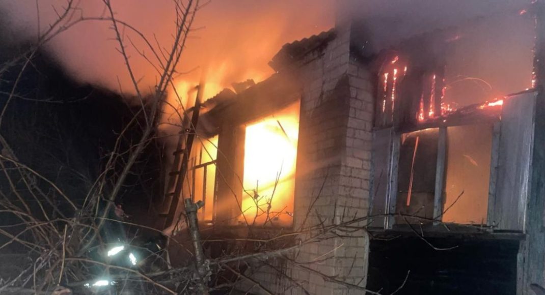 У Дружківці на Донеччині вогнеборці врятували двох людей з будинку, що палав (фото)