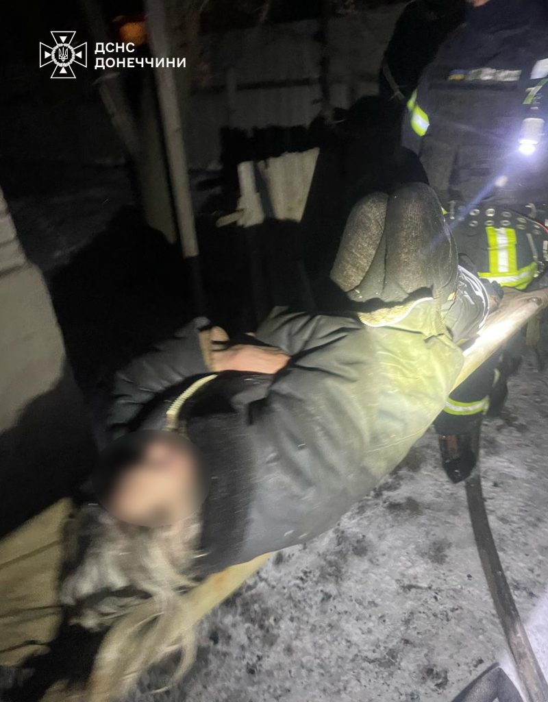 У Дружківці на Донеччині вогнеборці врятували двох людей з будинку, що палав