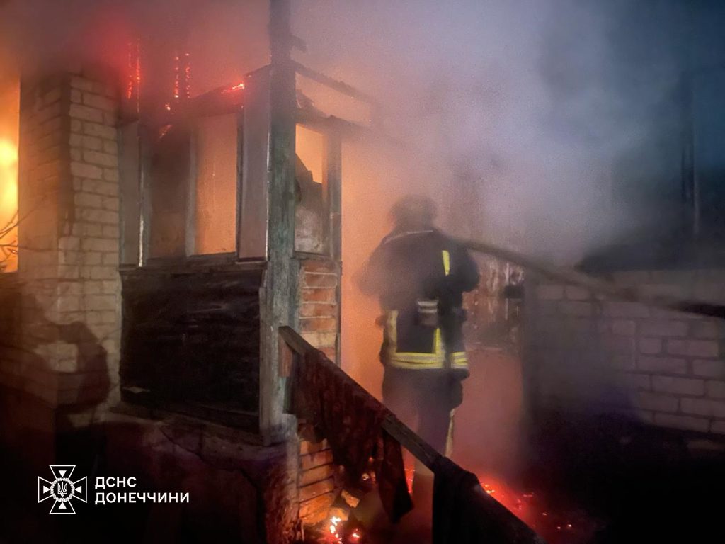 У Дружківці на Донеччині вогнеборці врятували двох людей з будинку, що палав